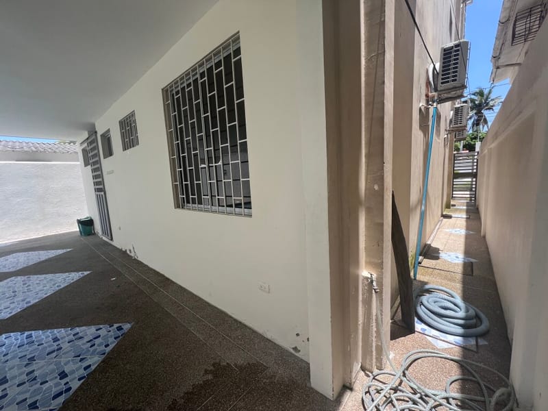 SALINAS SAN LORENZO 3/2, JUST 3 BLOCKS FROM THE BEACH, WITH A POOL — photo 17