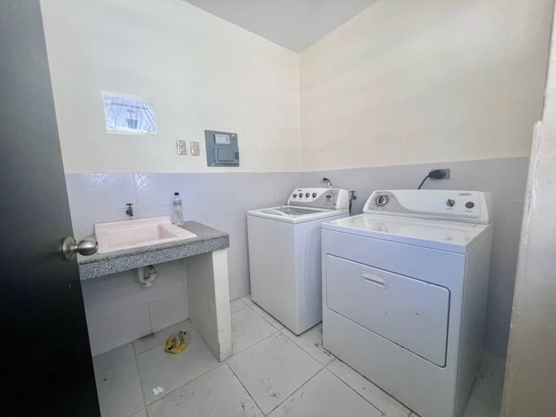 SALINAS SAN LORENZO 3/2, JUST 3 BLOCKS FROM THE BEACH, WITH A POOL — photo 20