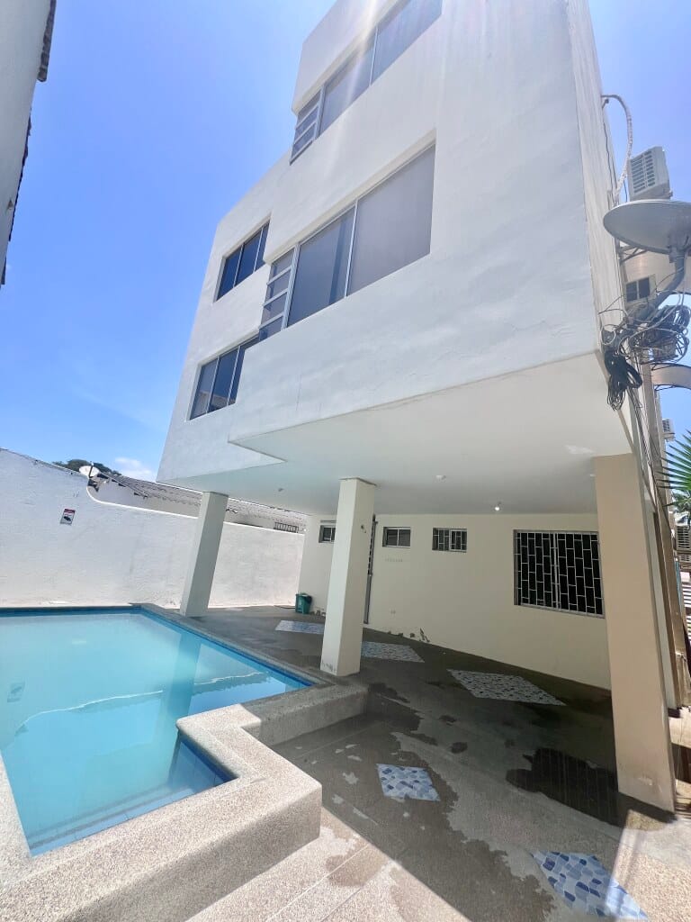 SALINAS SAN LORENZO 3/2, JUST 3 BLOCKS FROM THE BEACH, WITH A POOL — photo 18