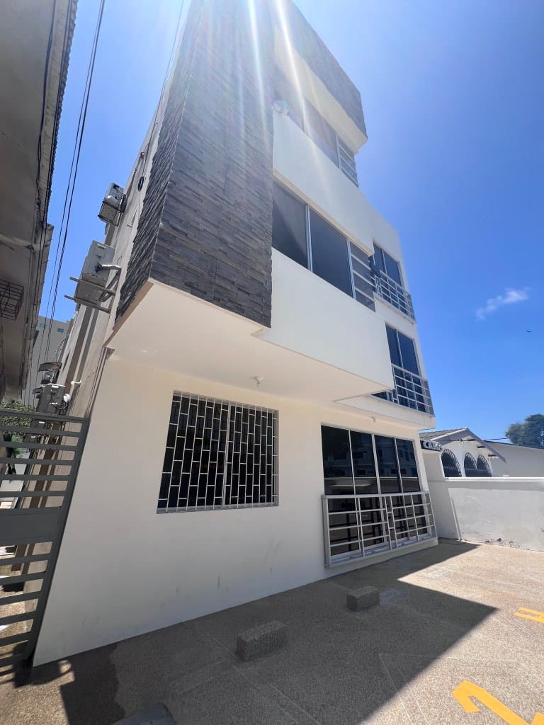 SALINAS SAN LORENZO 3/2, JUST 3 BLOCKS FROM THE BEACH, WITH A POOL — photo 15