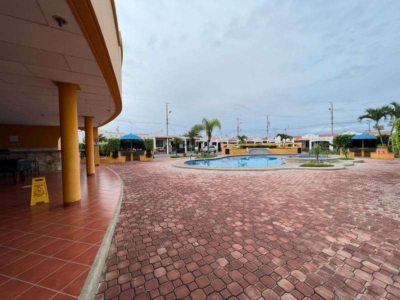 CONJUNTO PRIVADO: REMODELADA ÚNICA CON PATIO GIGANTE — foto 5