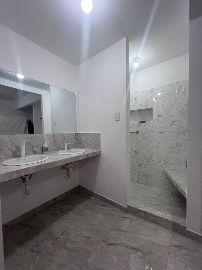 CONJUNTO PRIVADO: REMODELADA ÚNICA CON PATIO GIGANTE — foto 15