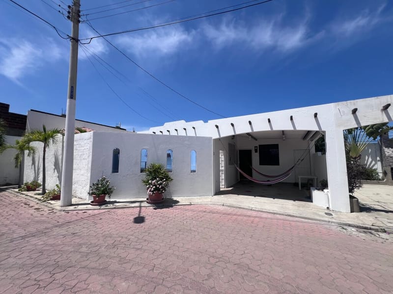 CONJUNTO PRIVADO: REMODELADA ÚNICA CON PATIO GIGANTE — foto 2