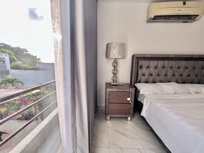 CONJUNTO CERRADO CERCA DEL MALECON CON PISCINA — foto 12