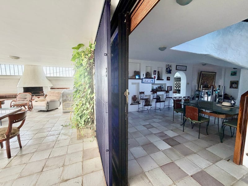 MILINA: 1,200 M2 CORNER PROPERTY ON THE BEACHFRONT WITH A SWIMMING POOL  — photo 30