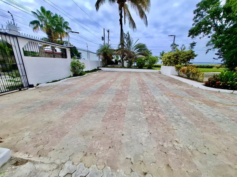 MILINA: 1,200 M2 CORNER PROPERTY ON THE BEACHFRONT WITH A SWIMMING POOL  — photo 25