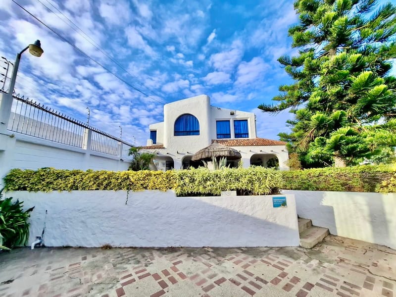 MILINA: 1,200 M2 CORNER PROPERTY ON THE BEACHFRONT WITH A SWIMMING POOL  — photo 2