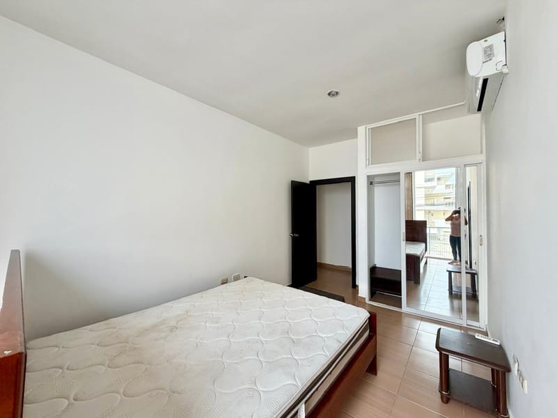 SAN LORENZO, ONE BLOCK FROM THE OCEAN: 3/2 WITH ROOFTOP AND POOL — photo 6