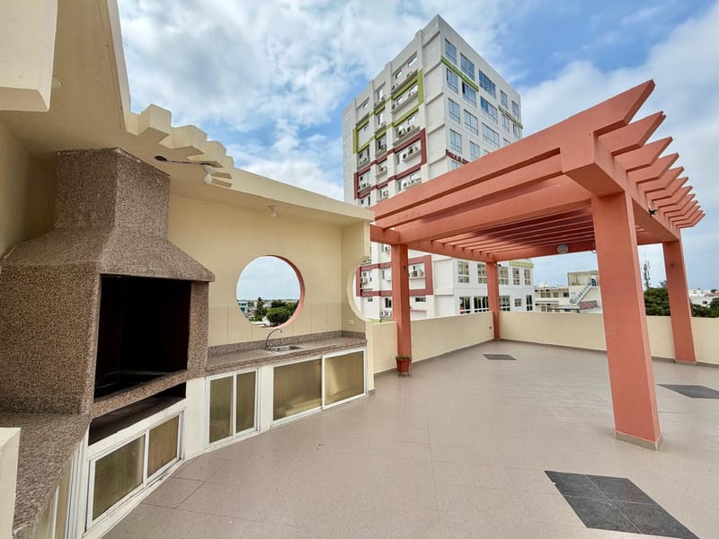 SAN LORENZO, ONE BLOCK FROM THE OCEAN: 3/2 WITH ROOFTOP AND POOL — photo 14