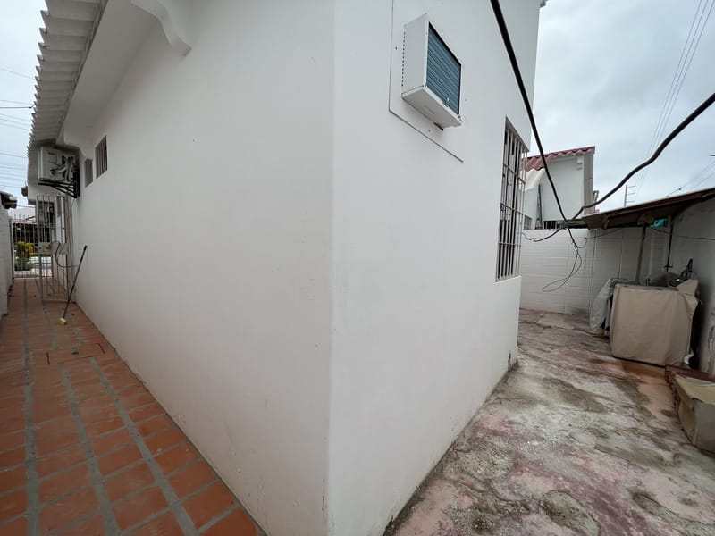 COMPLEX WITH A POOL JUST 4 BLOCKS FROM THE BEACH  ChatGPT — photo 4