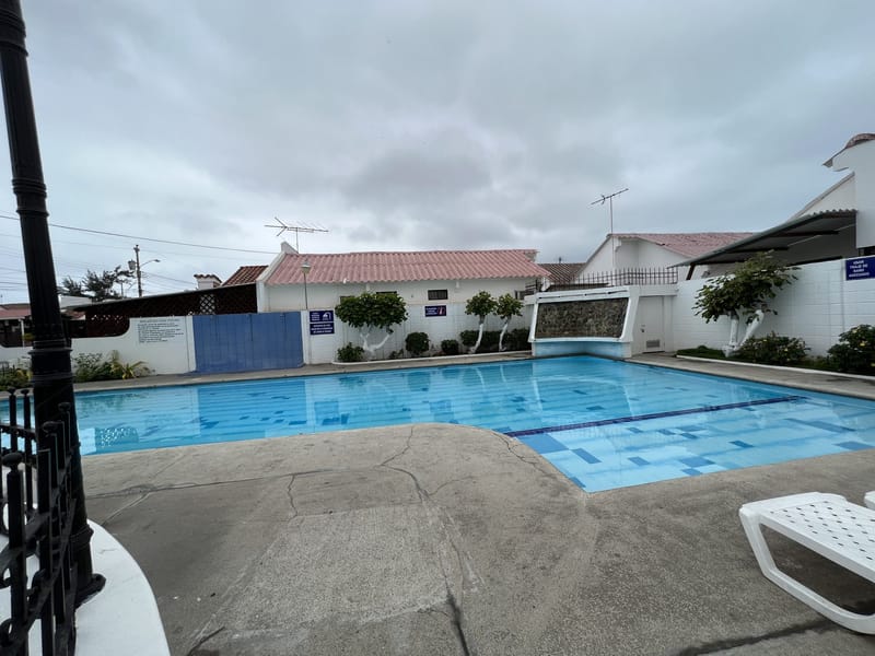 COMPLEX WITH A POOL JUST 4 BLOCKS FROM THE BEACH  ChatGPT — photo 2