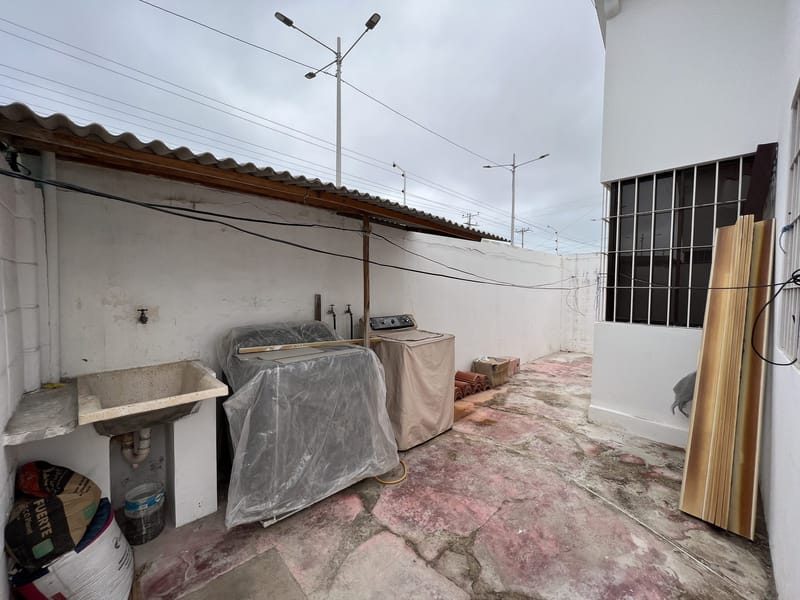 COMPLEX WITH A POOL JUST 4 BLOCKS FROM THE BEACH  ChatGPT — photo 3