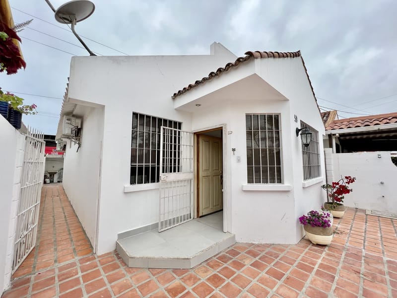 COMPLEX WITH A POOL JUST 4 BLOCKS FROM THE BEACH  ChatGPT — photo 14