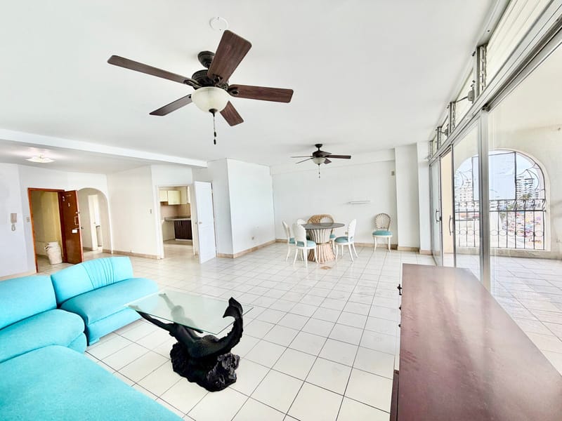 SPACIOUS UNFURNISHED OCEANFRONT APARTMENT FOR RENT — photo 4