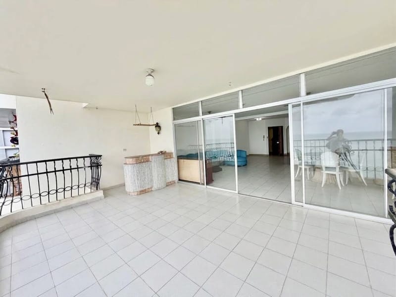 SPACIOUS UNFURNISHED OCEANFRONT APARTMENT FOR RENT — photo 9