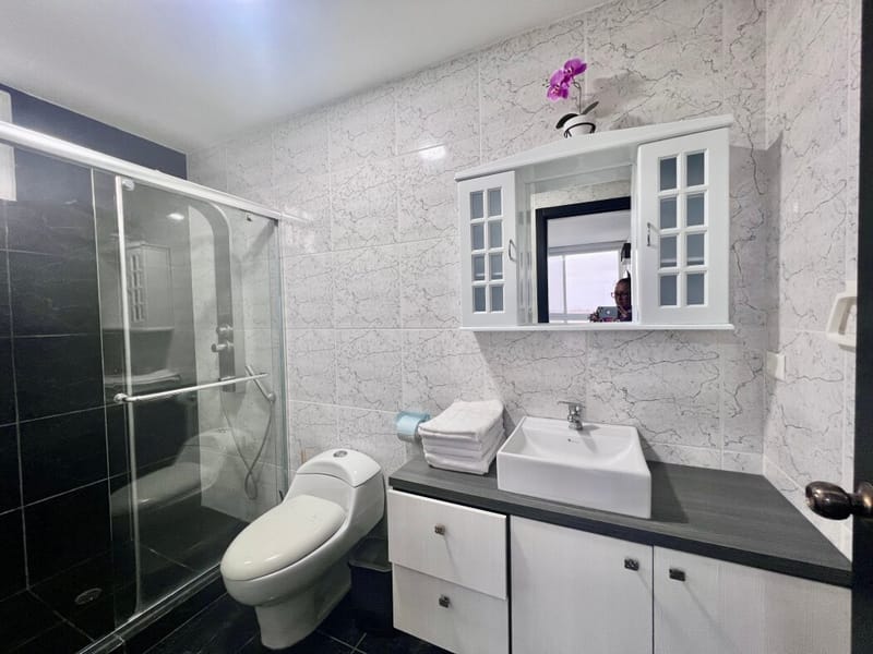 SAN LORENZO: 1-BEDROOM SUITE WITH BALCONY, PARKING, POOL, AND ROOFTOP — photo 4