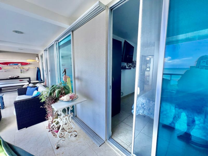 LA MILINA: RIGHT ON THE BEACH WITH A SPACIOUS BALCONY AND POOLS — photo 3