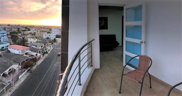 SAN LORENZO: AMPLIA SUITE CON BALCON Y PISCINA A 1 CUADRA DEL MAR — foto 2