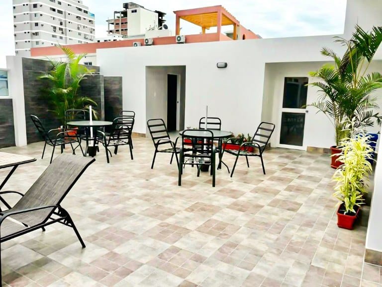 SAN LORENZO: AMPLIA SUITE CON BALCON Y PISCINA A 1 CUADRA DEL MAR — foto 17