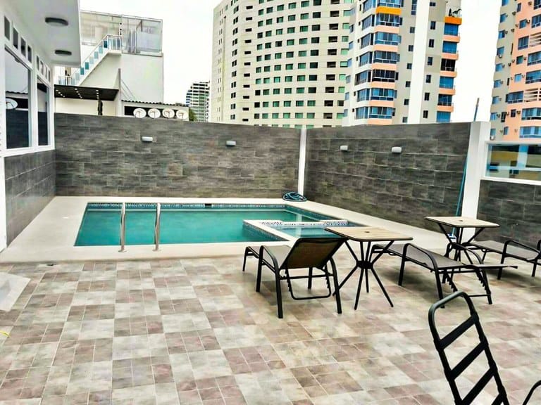 SAN LORENZO: AMPLIA SUITE CON BALCON Y PISCINA A 1 CUADRA DEL MAR — foto 18
