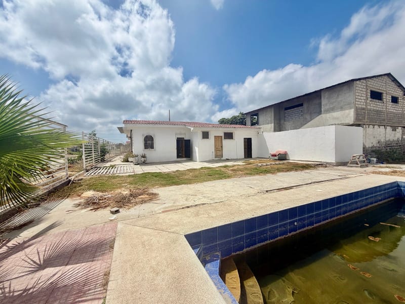 MILINA: CORNER LOT WITH A HOUSE AND A SWIMMING POOL, 3 BLOCKS FROM THE OCEAN — photo 2
