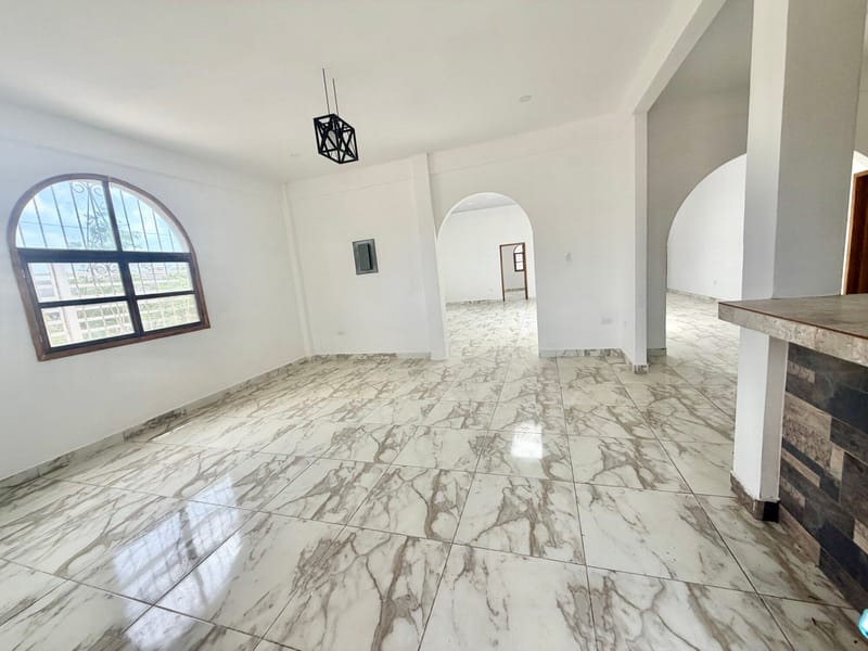 MILINA: CORNER LOT WITH A HOUSE AND A SWIMMING POOL, 3 BLOCKS FROM THE OCEAN — photo 6