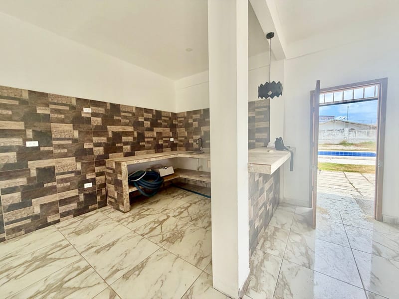 MILINA: CORNER LOT WITH A HOUSE AND A SWIMMING POOL, 3 BLOCKS FROM THE OCEAN — photo 7