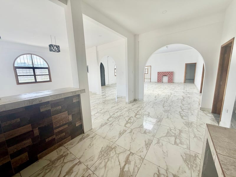 MILINA: CORNER LOT WITH A HOUSE AND A SWIMMING POOL, 3 BLOCKS FROM THE OCEAN — photo 8