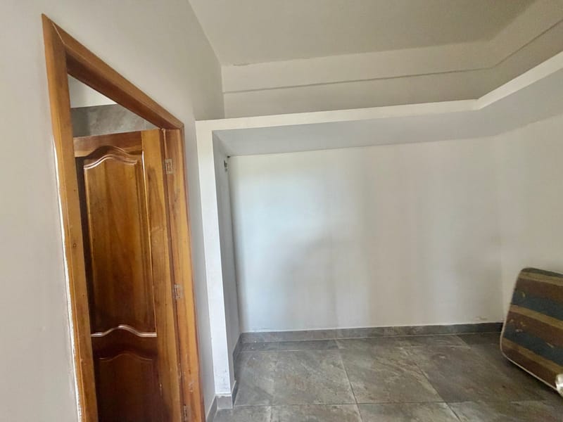 MILINA: CORNER LOT WITH A HOUSE AND A SWIMMING POOL, 3 BLOCKS FROM THE OCEAN — photo 12