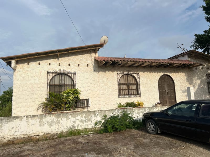 MILINA: CORNER LOT WITH A HOUSE AND A SWIMMING POOL, 3 BLOCKS FROM THE OCEAN — photo 3