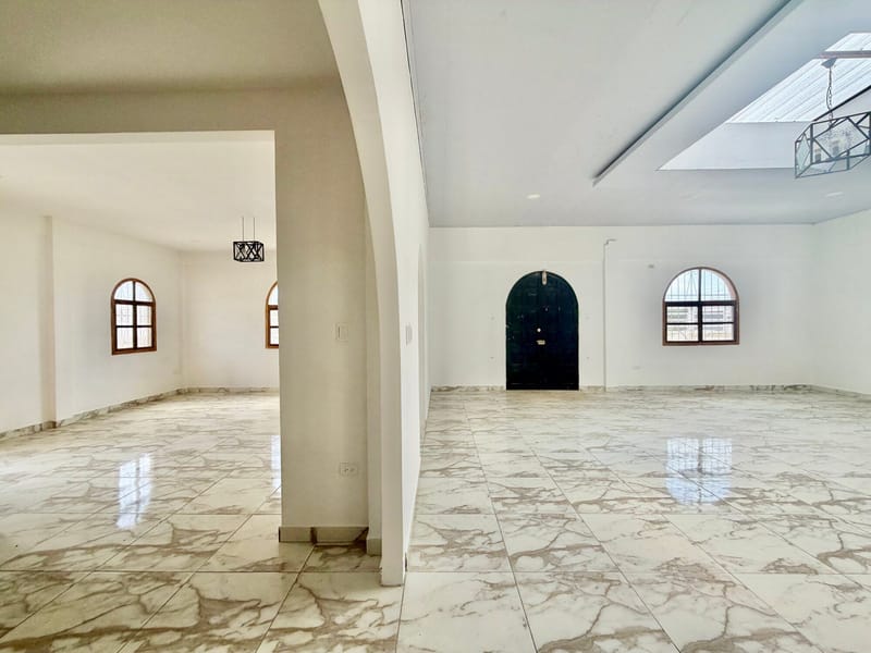 MILINA: CORNER LOT WITH A HOUSE AND A SWIMMING POOL, 3 BLOCKS FROM THE OCEAN — photo 10
