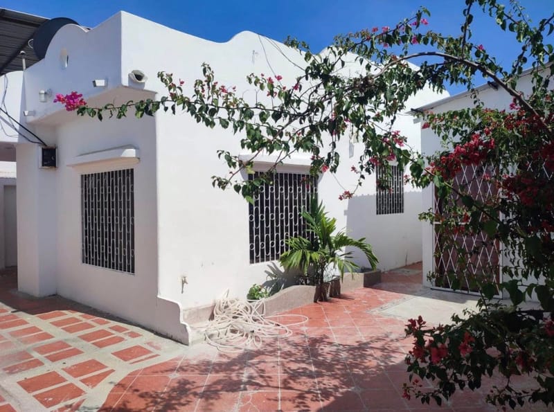 MILINA: CASA CON SUITE INDEPENDIENTE FRENTE AL MAR A 1 CUADRA — foto 2
