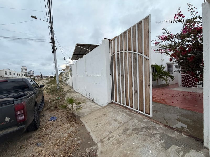 MILINA: CASA CON SUITE INDEPENDIENTE FRENTE AL MAR A 1 CUADRA — foto 18
