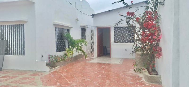 MILINA: CASA CON SUITE INDEPENDIENTE FRENTE AL MAR A 1 CUADRA — foto 11