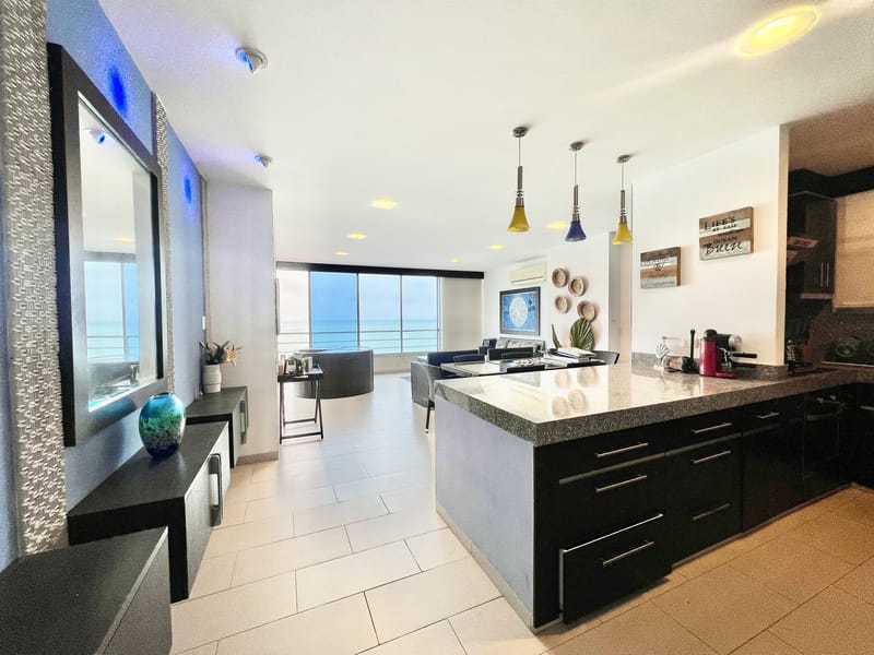 Premium Oceanfront Condo: Pool, Rooftop, and Unique Views • in San Lorenzo – Salinas — photo 21