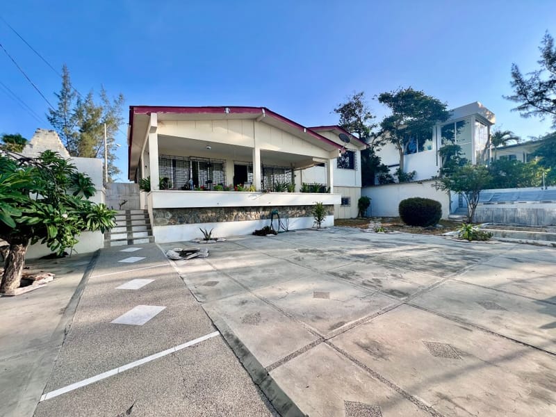 Gated Oceanfront Community: 2-Bedroom, 2-Bathroom Vintage Home — photo 2