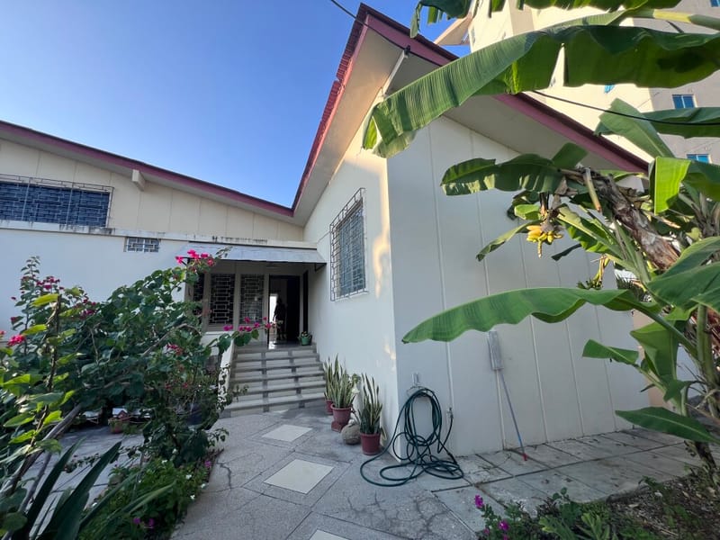 Gated Oceanfront Community: 2-Bedroom, 2-Bathroom Vintage Home — photo 26