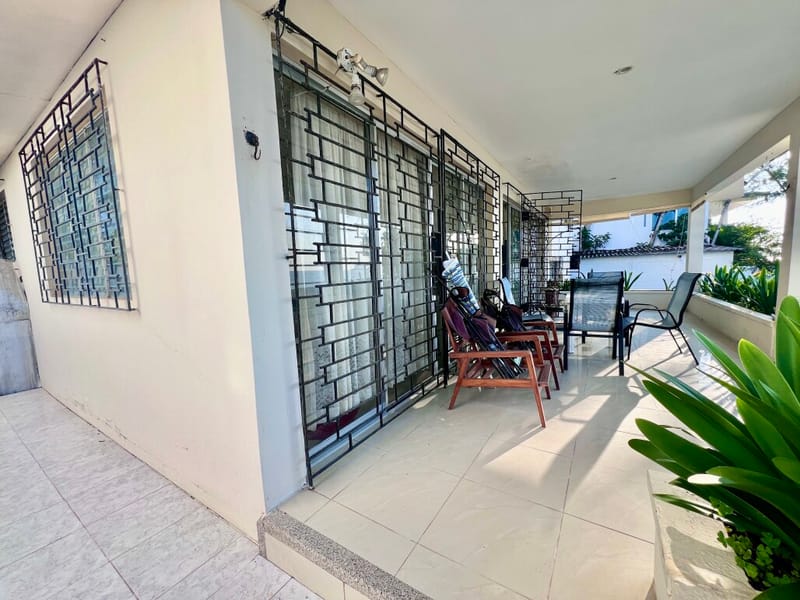 Gated Oceanfront Community: 2-Bedroom, 2-Bathroom Vintage Home — photo 4