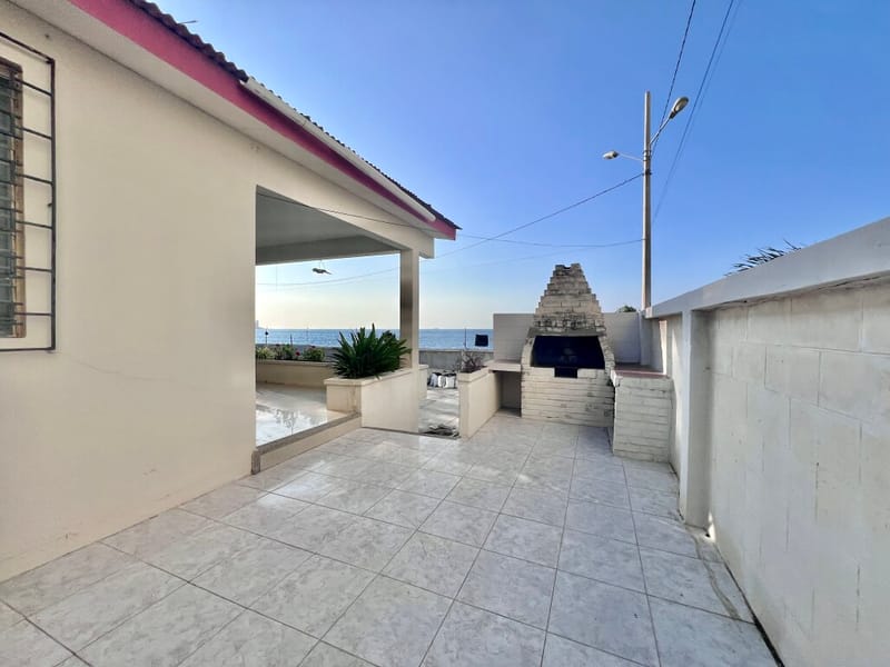 Gated Oceanfront Community: 2-Bedroom, 2-Bathroom Vintage Home — photo 6