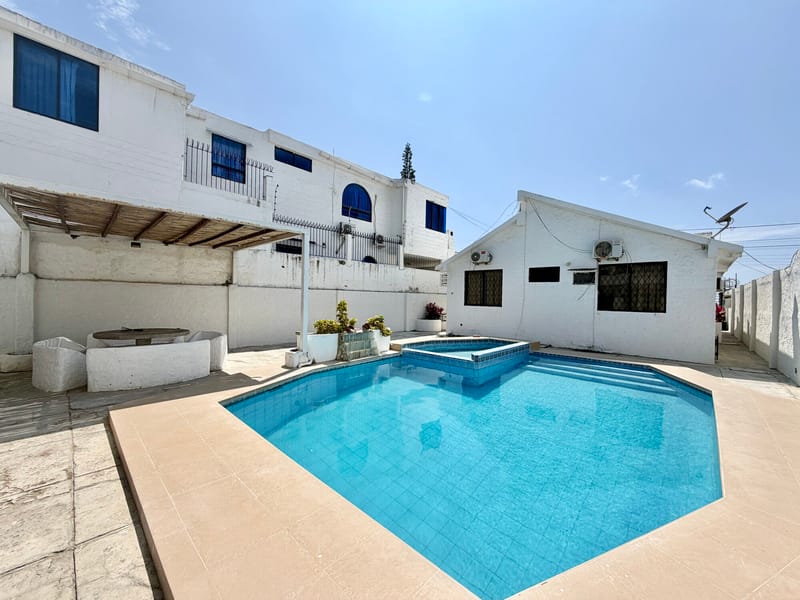 MILINA: ALQUILO CASA 5/4 FRENTE AL MAR CON PISCINA — foto 3