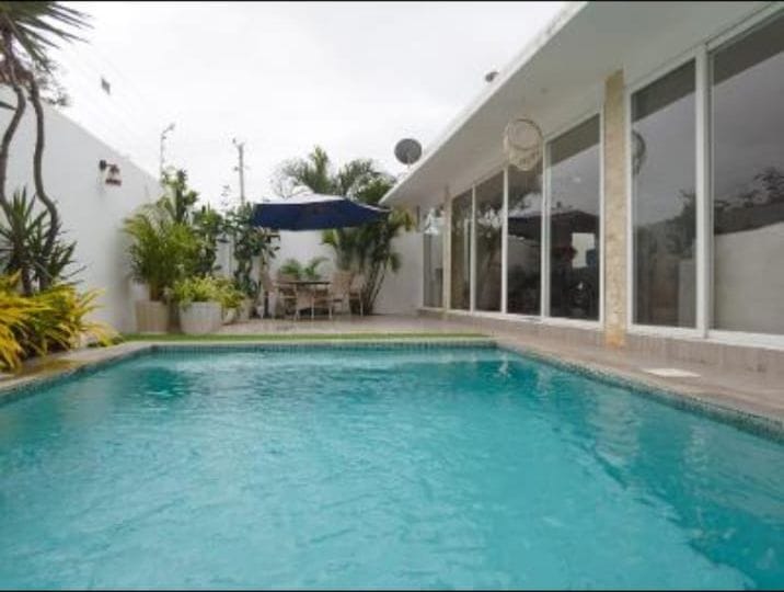 Contemporary Home with Pool Steps from the Ocean in Costa de Oro — foto 2