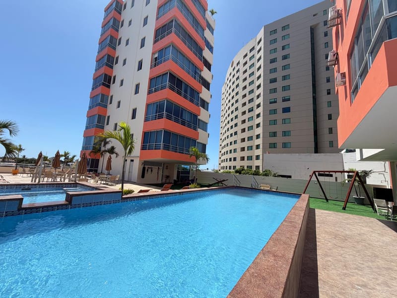 SAN LORENZO: GORGEOUS 2-Bedroom Apartment in a Beachfront Building with a Pool and Rooftop — photo 10