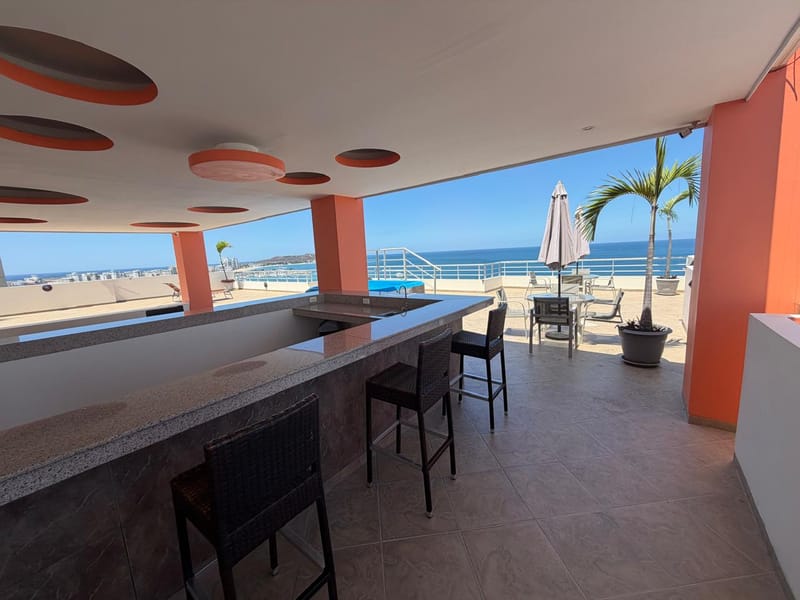 SAN LORENZO: GORGEOUS 2-Bedroom Apartment in a Beachfront Building with a Pool and Rooftop — photo 3