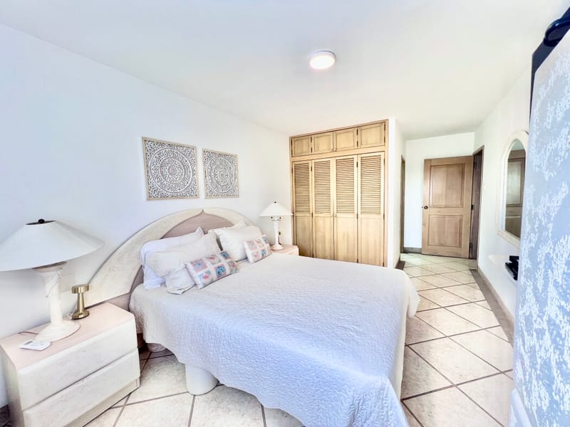 SPACIOUS 4-BEDROOM, 4-BATHROOM APARTMENT RIGHT ON THE BEACH — photo 23