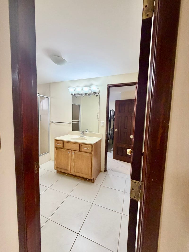 APARTMENT FOR RENT ON THE TOP FLOOR WITH 2 BALCONIES NEAR THE BEACH, 4 BLOCKS AWAY — photo 18