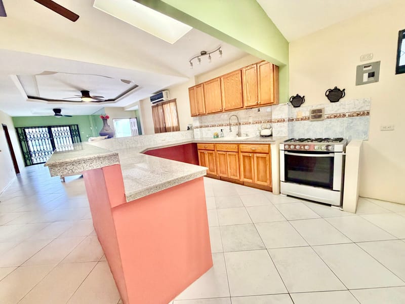 APARTMENT FOR RENT ON THE TOP FLOOR WITH 2 BALCONIES NEAR THE BEACH, 4 BLOCKS AWAY — photo 8