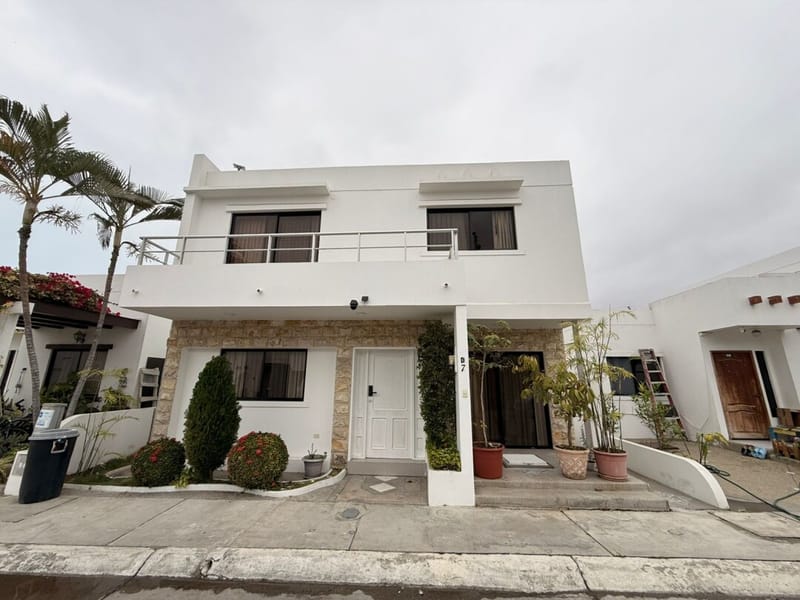 Modern 2-Story Home in a Gated Community with a Pool in Nautilus, Salinas — photo 2