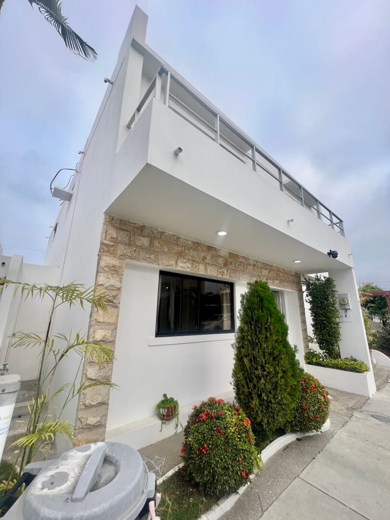 Modern 2-Story Home in a Gated Community with a Pool in Nautilus, Salinas — photo 4