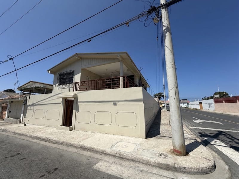 SALINAS CENTRAL, TWO-STORY HOUSE JUST A FEW BLOCKS FROM THE OCEAN — photo 2