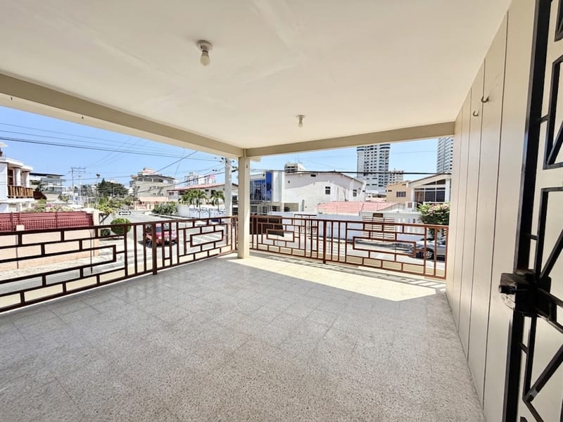 SALINAS CENTRAL, TWO-STORY HOUSE JUST A FEW BLOCKS FROM THE OCEAN — photo 4